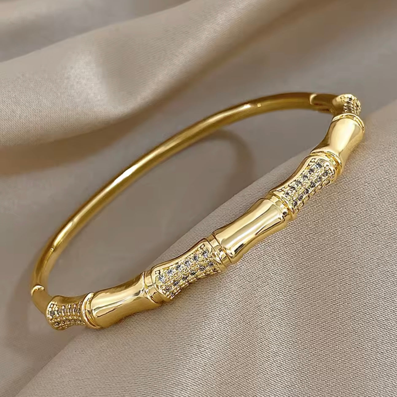 Delina | Gold bangle